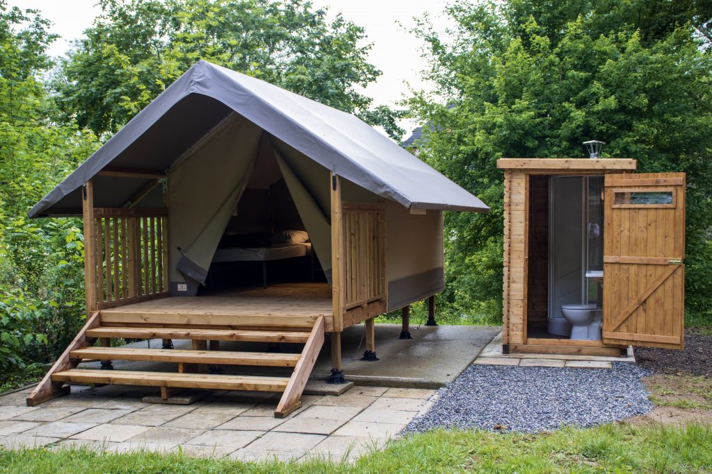 Profitez d’un confort optimal dans le Lodge Bivouac Confort grâce à sa salle d’eau privative en bois, équipée d’une cabine de douche moderne, d’un lavabo avec miroir et d’un WC. Une solution parfaite pour allier nature et intimité lors de votre séjour au Camping Parc Audinac-les-Bains, au cœur des Pyrénées ariégeoises.