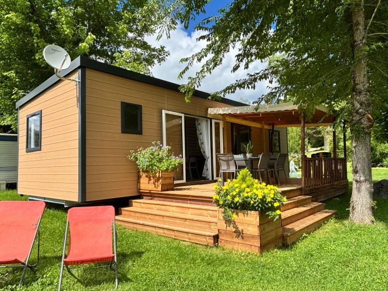 Mobil-home Premium climatisé 40 m² avec terrasse et transats – Nouveauté 2024 au Camping Parc Audinac-les-Bains