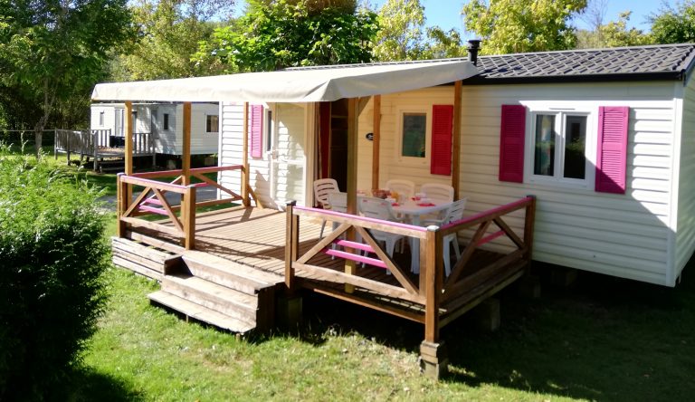 Mobil-home 3 chambres avec terrasse en bois et salon de jardin – Camping Parc Audinac-les-Bains