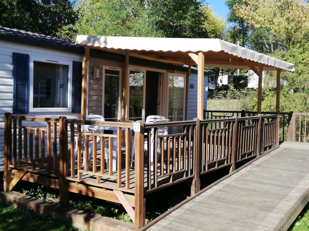 Mobil-home PMR avec rampe d’accès et terrasse en bois – Camping Parc Audinac-les-Bains