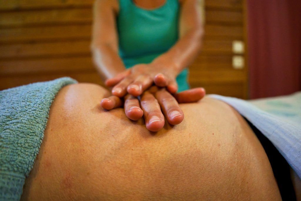Massage du dos réalisé par Audrey Marcès dans l’espace bien-être du Camping Audinac-les-Bains, pour un moment de détente et de relaxation en Ariège.