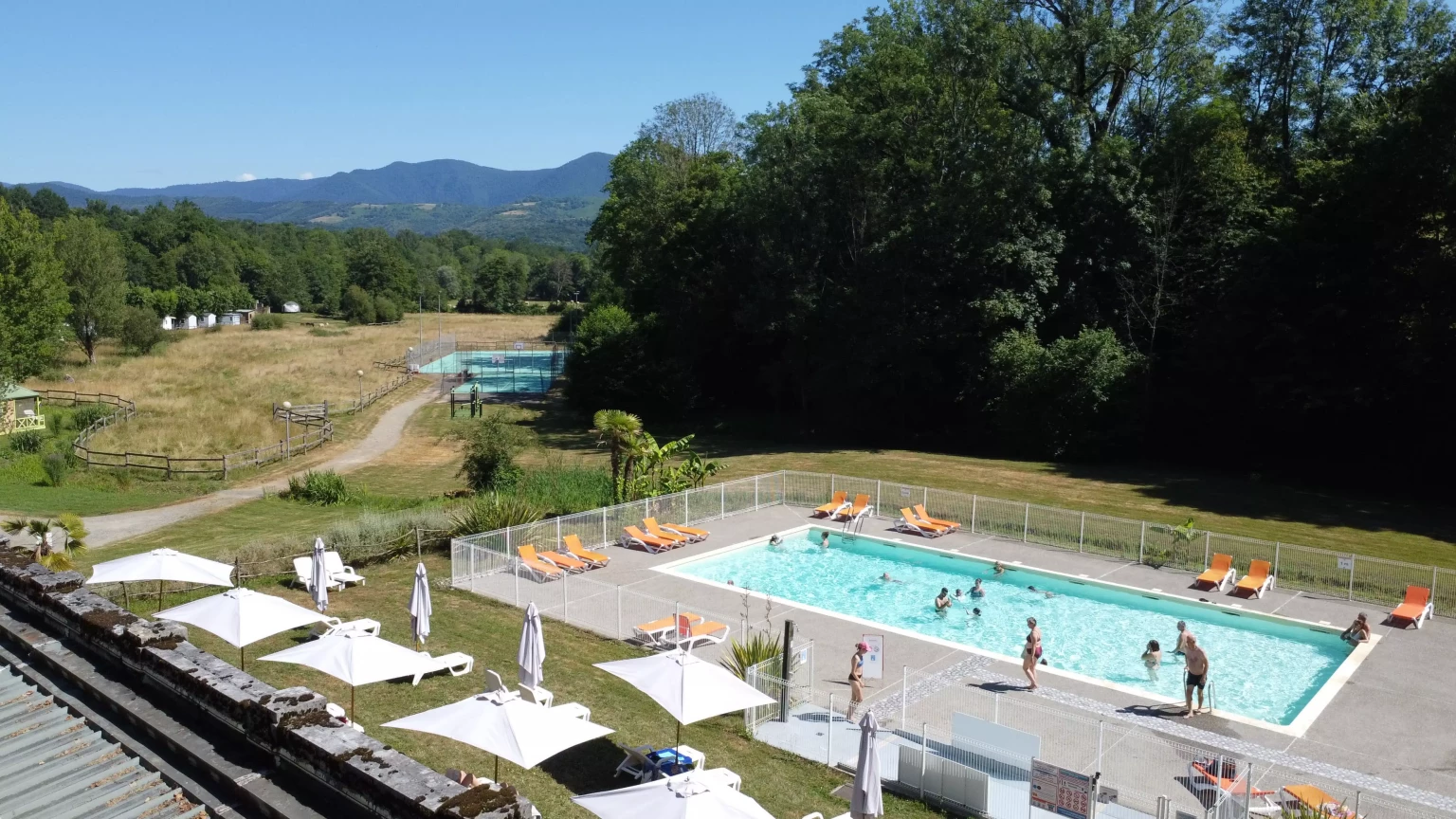 Piscine chauffée avec vue montagne camping Audinac Ariège Pyrénées piémont