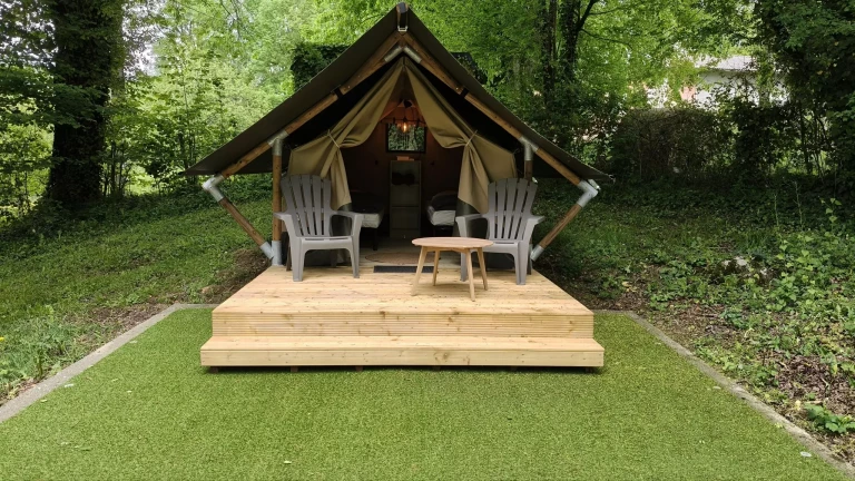 Lodge bivouac nature pour 2 personnes au Camping Parc d’Audinac les Bains, hébergement insolite en toile et bois avec terrasse