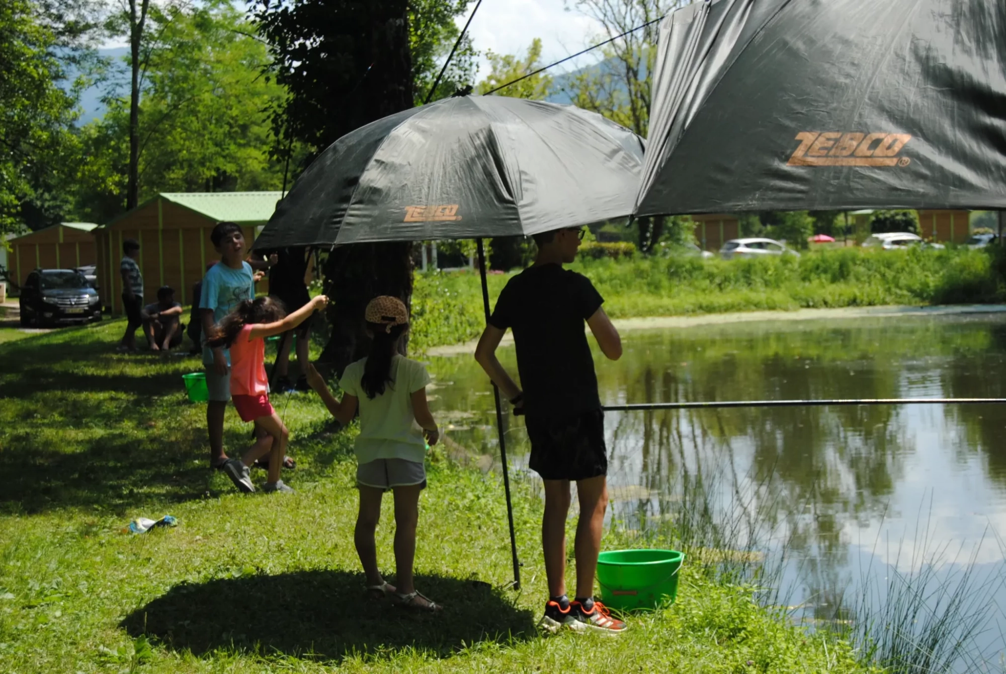 Les enfants découvrent la pêche au bord de l’étang du parc