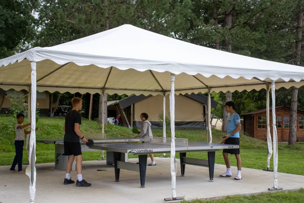 Une partie de ping-pong sous l’abri du camping